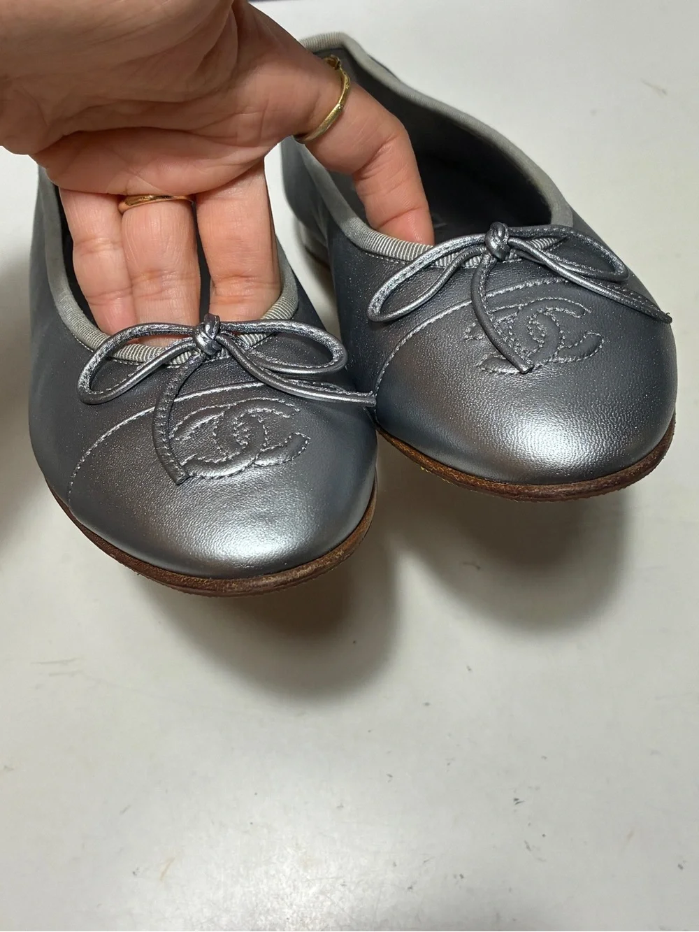 CHANEL Metallic Silver Leather CC Logo Ballet Flats